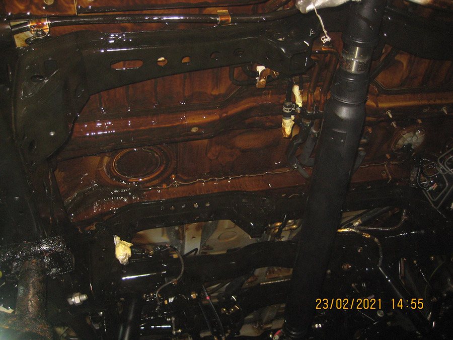 Днище автомобиля обработанное антикоррозийным ML-маслом