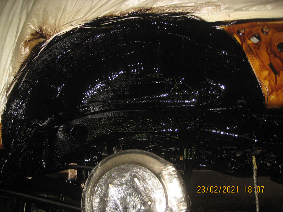 Днище автомобиля обработанное битумным антикоррозийным средством